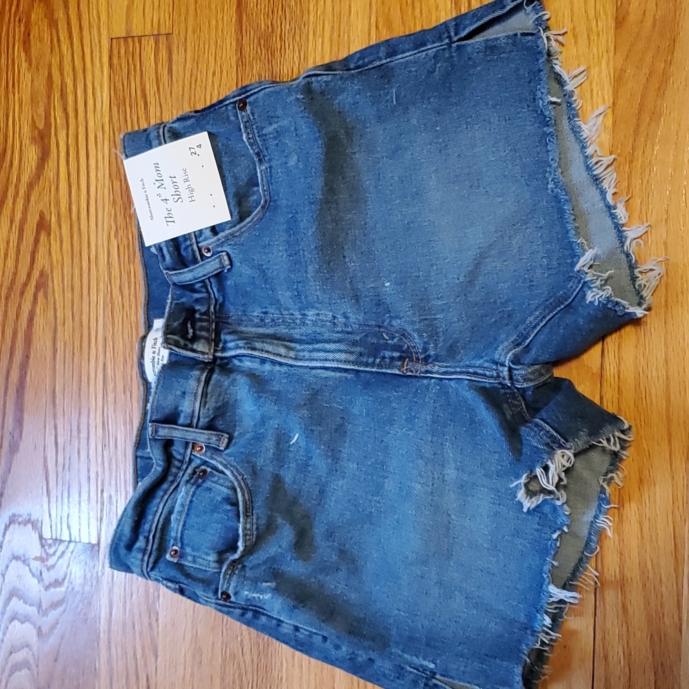 NWT A&F 4" Mom Short